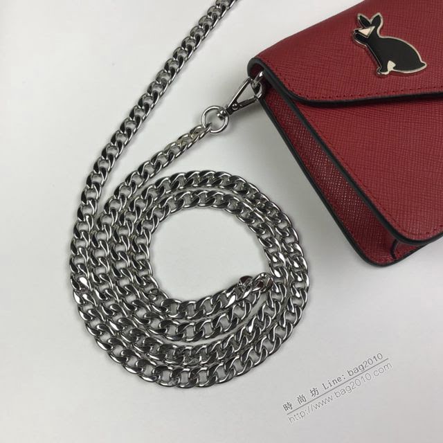 prada女包 普拉達最新聖誕限量款系列 1DH044 月兔徽章 PRADA女士斜挎迷你包 prada翻蓋鏈條女包  pyd2281